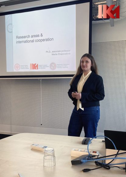 Фото 3. Доповідь про наукові дослідження ХПІ (1)